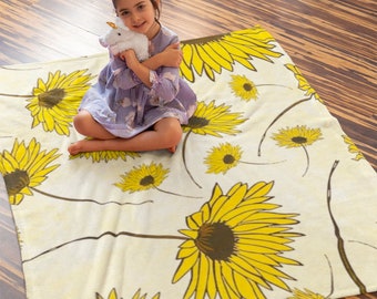 Yellow Daisy Print Throw Blanket, Soft Fleece Machine Washable, Living Room or Bedding Statement Piece