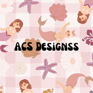 Può includere: Uno sfondo a quadri rosa e bianco con illustrazioni di sirene, conchiglie, stelle marine e fiori di ibisco. Il testo "ACS Designs" è al centro dell'immagine.