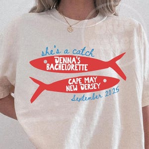 She&#39;s a Catch Custom Fishy Comfort Colors T-shirt voor vrijgezellenfeest, Coastal Last Toast on the Coast Gepersonaliseerde Fisherman Aesthetic T-shirt