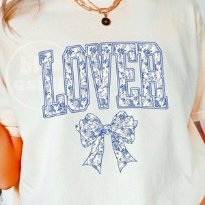 Comfort Colors® Coquette Chinoiserie Lover T-Shirt, Camisa fofa para o Dia dos Namorados, Camiseta para o Dia dos Namorados, Camisa para a Garota Lover, Camisa para a Amante com Laço Azul