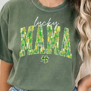 Lucky Mama St Patricks Day Comfort Colors® Camiseta, camiseta com glitter falso, camiseta verde com padrão de pincelada para mamãe, camiseta com trevo