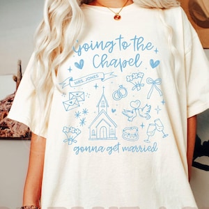 Camiseta personalizada con colores azules cómodos para ir a la capilla, camiseta azul de Coastal Coquette para despedida de soltera, camiseta para novia, regalos para recién comprometidos para recién casados