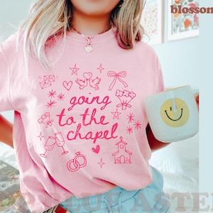 Auf dem Weg zur Kapelle Komfortfarben Tshirt, Kokette Bachelorette, Braut Tshirt, gerade verlobtes Shirt, Geschenke für neu verlobte