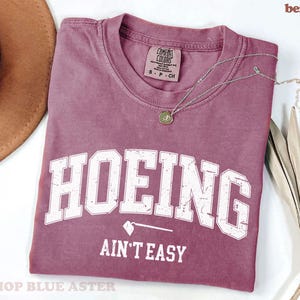 Camiseta com a letra do time do colégio Hoeing Ain't Easy, camiseta fofa de jardineiro, camiseta engraçada de jardim, presente para jardineiros, presente para fazendeiros, jardim