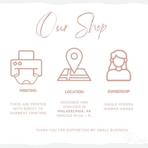 K&ouml;nnte beinhalten: Grafik mit dem Text "Our Shop" und Symbolen f&uuml;r Druck, Standort und Eigentum. Der Text besagt, dass der Shop Direct-to-Garment-Druck verwendet, in Philadelphia, PA, entworfen und gewartet wird und sich im Besitz einer einzelnen Frau befindet.