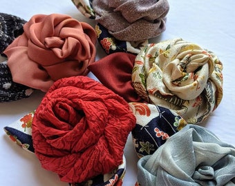 Broche kimono, corsage kimono, broche fleur tissu, fleur tissu, accessoire tissu fleuri, fleur soie, épingle fleur, refroidisseur de lumière