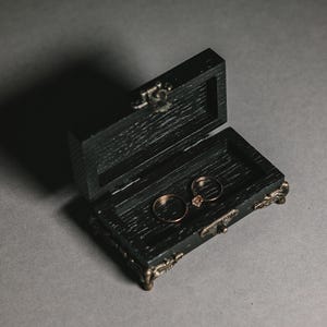 The dark, elegant finish of this box makes it especially suitable for weddings in nature whether it's a ceremony in a forest, on a mountain, or in an open outdoor venue.