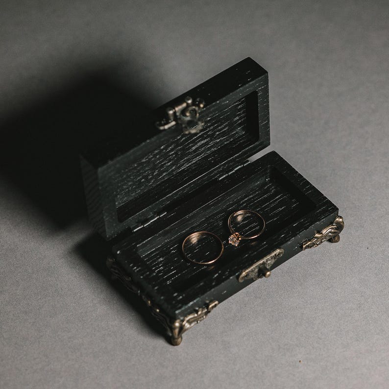 The dark, elegant finish of this box makes it especially suitable for weddings in nature whether it's a ceremony in a forest, on a mountain, or in an open outdoor venue.