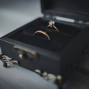 Caja para anillos negra, caja para anillos gótica, caja para anillos para ceremonia de boda.