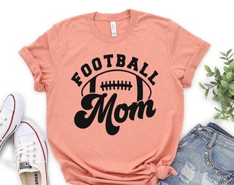 フットボールママレディースシャツ、フットボールママTシャツ、フットボールTシャツ、レディースフットボールTシャツ、かわいいフットボールTシャツ、フットボールママ、スポーツママ