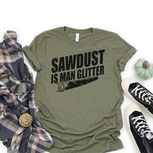 T-shirt drôle d'hommes, la sciure est l'homme scintillant, chemise drôle de papa, chemise de travail du bois, cadeau de fête des pères, chemise de charpentier, cadeau de travail du bois