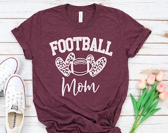 フットボールママシャツ、フットボールママTシャツ、フットボールTシャツ、レディースフットボールTシャツ、かわいいフットボールTシャツ、フットボールママ、スポーツママ