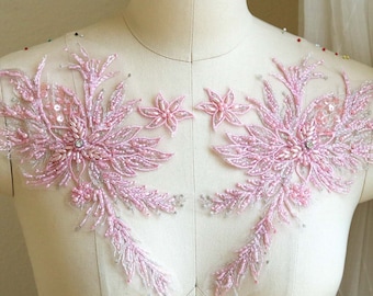 Puede incluir: Dos delicados apliques florales de color rosa con adornos de perlas y cristales. Los apliques son perfectos para añadir un toque de elegancia a los vestidos de novia, los accesorios de novia u otras prendas para ocasiones especiales.
