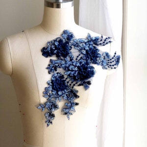 Applique in pizzo con paillettes BLU MARINO con quattro fiori 3D per costumi da ballo di alta moda, balletto, abiti formali, abiti da ballo A218-I