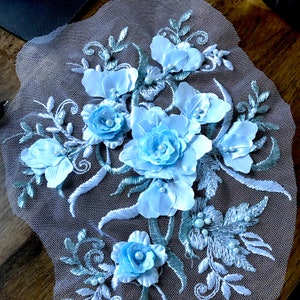 Bordado floral 3D azul-celeste costurado em aplique de renda com pérolas de contas para traje de dança, vestido, vestido de baile, projeto de moda A025-I