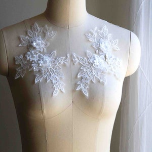 オフホワイト 3D 花柄レースアップリケ（花と葉付き）、ミラーペア