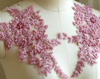 Puede incluir: Aplique de encaje rosa con cuentas con diseños florales y de hojas. Este adorno delicado es perfecto para agregar un toque de elegancia a la ropa, los accesorios o los proyectos de decoración del hogar.