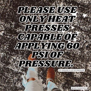 Puede incluir: Imagen con texto: "PLEASE USE ONLY HEAT PRESSES CAPABLE OF APPLYING 60 PSI OF PRESSURE." Tambi&eacute;n est&aacute; presente el texto "DTF REQUIRE A LOT OF PRESSURE". La imagen tiene un fondo moteado en blanco y negro con los pies de una persona en el centro.
