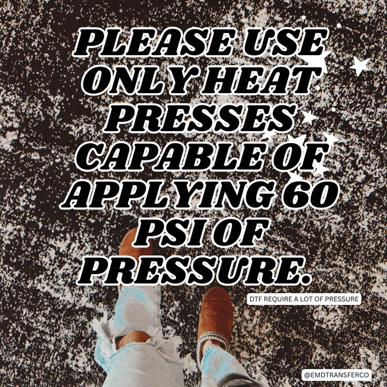 Puede incluir: Imagen con texto: "PLEASE USE ONLY HEAT PRESSES CAPABLE OF APPLYING 60 PSI OF PRESSURE." Tambi&eacute;n est&aacute; presente el texto "DTF REQUIRE A LOT OF PRESSURE". La imagen tiene un fondo moteado en blanco y negro con los pies de una persona en el centro.