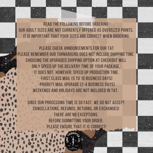 Puede incluir: Un aviso de color beige con texto negro sobre un fondo a cuadros en blanco y negro. El texto proporciona informaci&oacute;n sobre pedidos, incluidas las limitaciones de tama&ntilde;o, los plazos de entrega y la pol&iacute;tica de no reembolso. El logotipo de End Transfer Co. est&aacute; en la parte inferior.