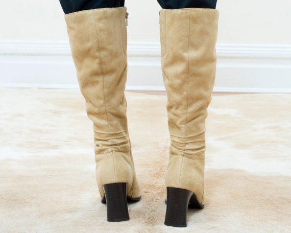 90s faux suede tan boots 9 | beige block heel squ… - image 4