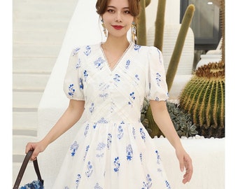 Mr. Water New York Weißes Mini Kleid mit Stickerei Blaue Blumen. Kleid aus 100% natürlicher Baumwolle. Oberhalb des Knies.
