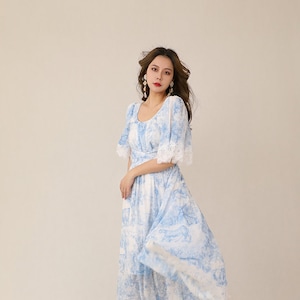 Mr. Water New York - Robe en mousseline de soie et toile de Jouy avec dentelle cousue à la main. Deux styles. Coupe ajustée et ample.