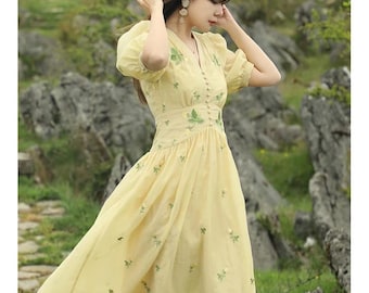 Vestido midi cottagecore con bordado floral amarillo, cintura vintage francesa, mangas abullonadas y forro de algodón.