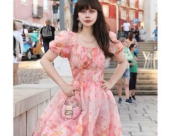 スイートピンクの花柄ワンピース - スクエアネックの