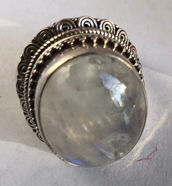 A beautiful rainbow moonstone ring - image 3