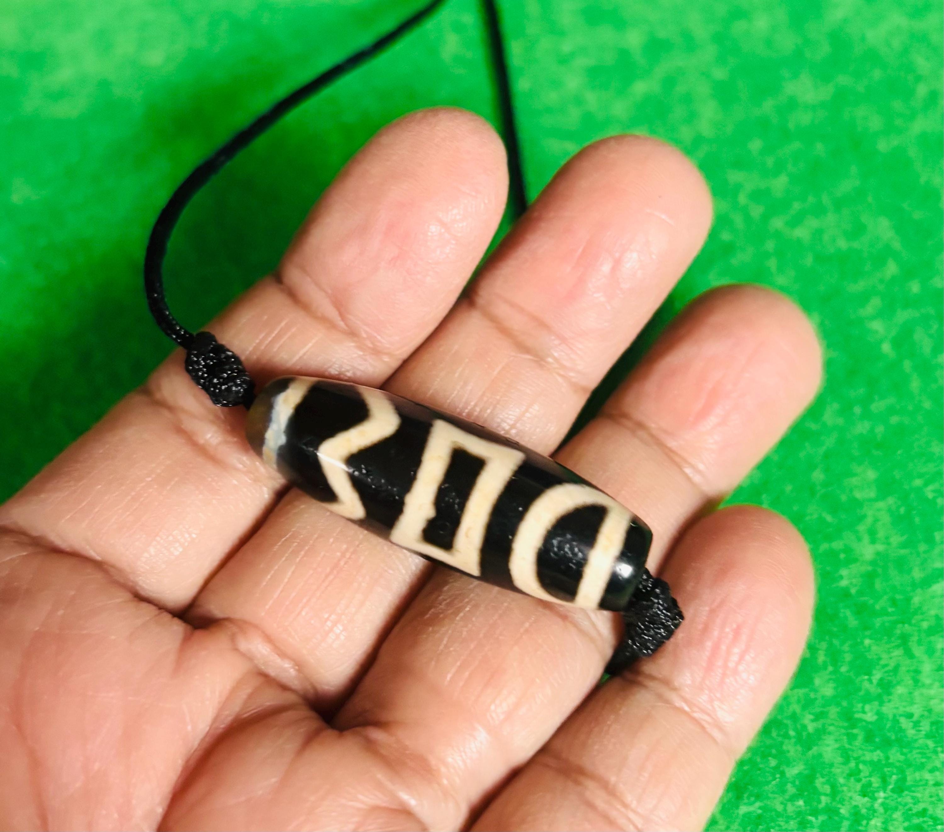 チベットのDziビーズネックレス：片目、山のデザイン - Etsy 日本