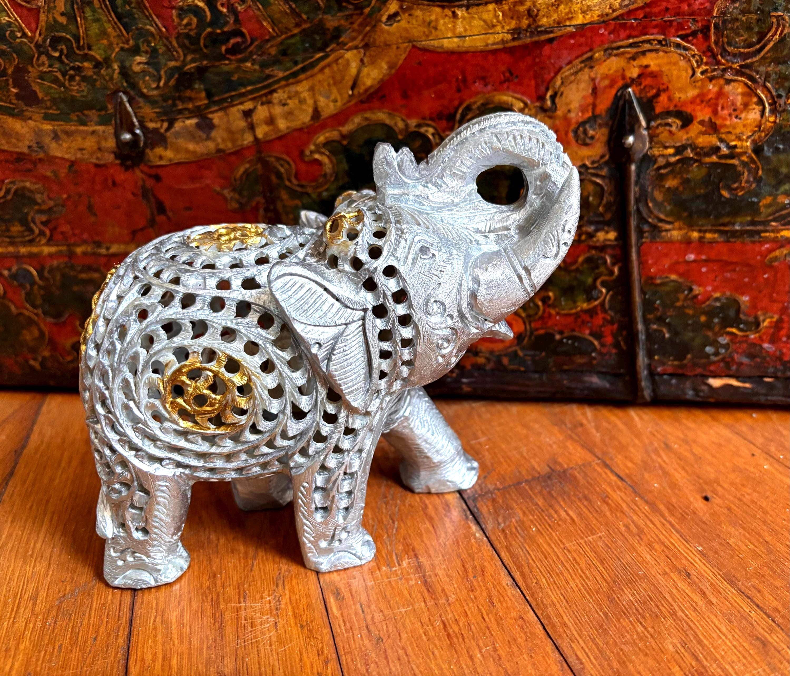 金色の塗料で美しく装飾されたグリーンオニキスの象 - Etsy 日本