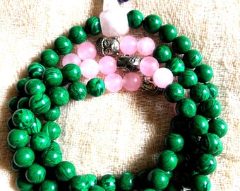 Mala de oración tibetana: Malaquita, cuarzo rosa, cuentas de Buda de plata