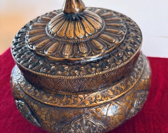 Handcrafted old and used Bronze tsampa Bowl: Tibetan Eight Auspicious Symbols designs.