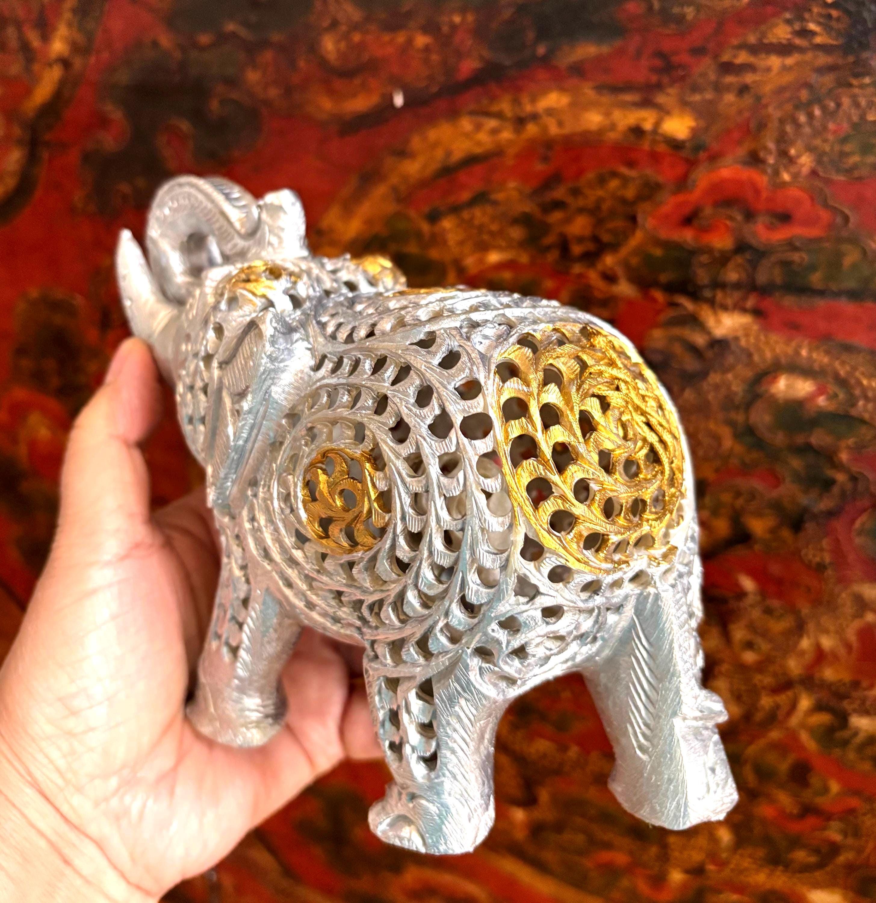 金色の塗料で美しく装飾されたグリーンオニキスの象 - Etsy 日本