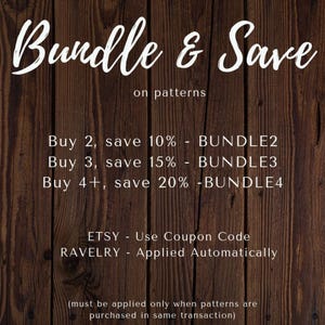Op de afbeelding: Een houten bord met witte tekst die "Bundle & Save on patterns" luidt. Het bord geeft kortingen voor het kopen van meerdere patronen, zoals "Buy 2, save 10% - BUNDLE2". Het bevat ook instructies voor het toepassen van de korting op Etsy en Ravelry.