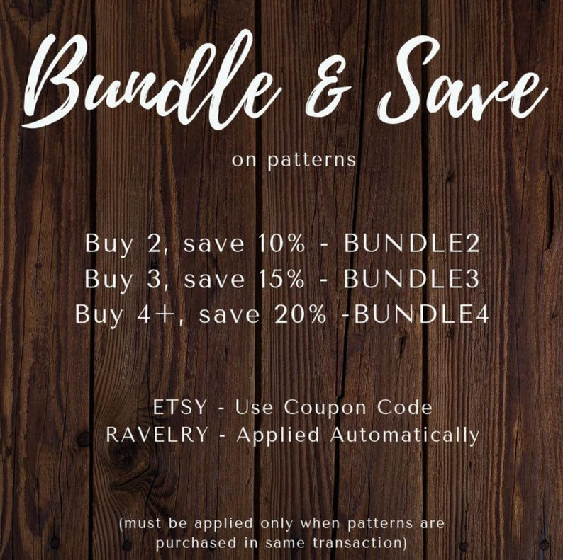 Op de afbeelding: Een houten bord met witte tekst die "Bundle & Save on patterns" luidt. Het bord geeft kortingen voor het kopen van meerdere patronen, zoals "Buy 2, save 10% - BUNDLE2". Het bevat ook instructies voor het toepassen van de korting op Etsy en Ravelry.