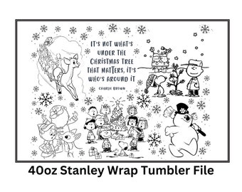 Op de afbeelding: Zwart-witte illustratie van personages uit de Peanuts-strip die kerstmis vieren. De illustratie toont Charlie Brown, Snoopy, Lucy, Linus en andere personages. De tekst luidt "Het is niet wat er onder de kerstboom ligt dat ertoe doet, maar wie erbij is."  Charlie Brown.