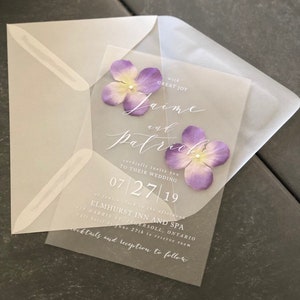 Invitación de boda clara. Flores prensadas. Envoltura vitela. Floral. 5x7. Invitaciones Transparnet