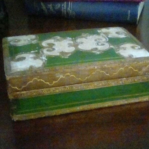 Vintage Italian Handpainted Florentine Box, 1940s Painted Box, Green and Ivory Design With Gold leaf Trim, 6.5 x 4.5 x 2 Inches, Italian Box