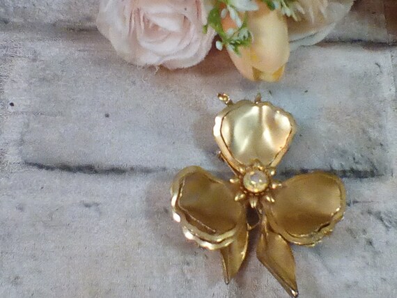 Gold Tone Flower with Raised Petals and Large Fac… - image 2