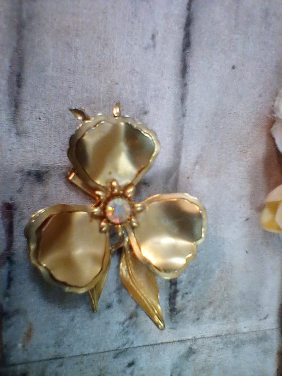 Gold Tone Flower with Raised Petals and Large Fac… - image 6