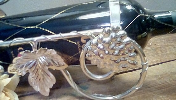 Silver Plate Wine Bottle Clamp Server Caddy Pourer w/ Neck Ring Handle Grapes