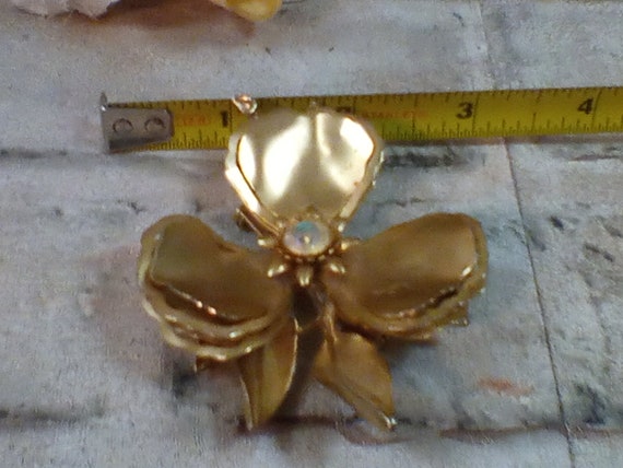 Gold Tone Flower with Raised Petals and Large Fac… - image 7