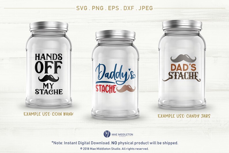 以下が含まれることがあります： 「Hands Off My Stache」、「Daddy's Stache」、「Dad's Stache」と書かれたラベルが付いたガラス製の瓶が3つあります。瓶は木製の背景の上に置かれています。ラベルは黒、赤、青、茶色です。