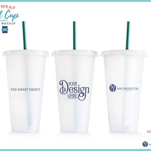 Pode incluir: Três copos de plástico transparente para bebidas frias com tampas e canudos. Os copos estão em branco, exceto um que diz "Your Design Here" e outro que diz "MAE MIDDLETON Studio".