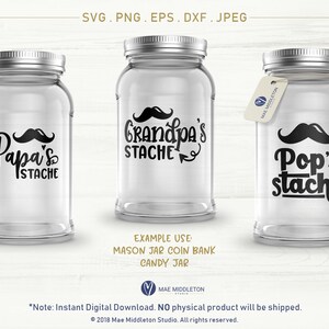 以下が含まれることがあります： 黒いビニールステッカーが付いた透明なガラス瓶が3つ。瓶には「パパのヒゲ」、「おじいちゃんのヒゲ」、「ポッポのヒゲ」とラベルが貼られています。各ステッカーには黒い口ひげが描かれています。