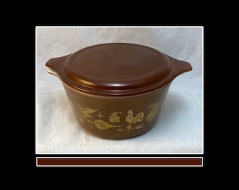 Vintage Pyrex frühe amerikanische Auflaufform: 1-Qt runde Schale mit braunem Deckel