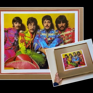Portrait encadré des Beatles, Sgt. Pepper's Lonely Heart's Club Band, photo officielle Apple Corp 1997, papier cartonné, encadrement professionnel