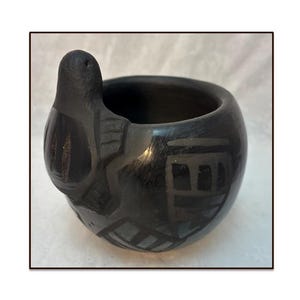 Cuenco con forma de tortuga de cerámica negra del Pueblo de Santa Clara, Birdell Bourdon — Cerámica nativa americana enrollada a mano, firmada.